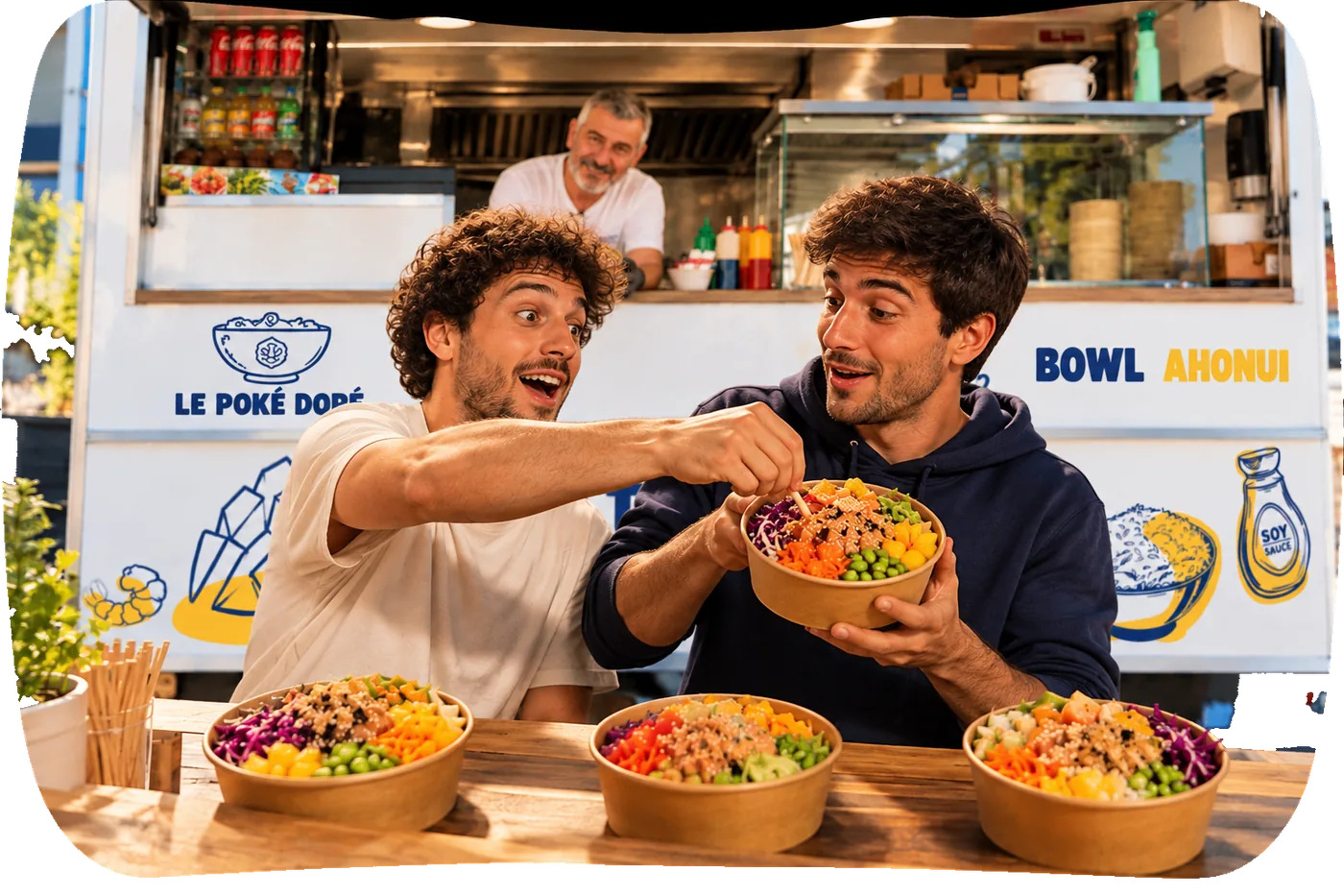 Deux amis partagent un poké bowl devant le food truck Le Poké Doré